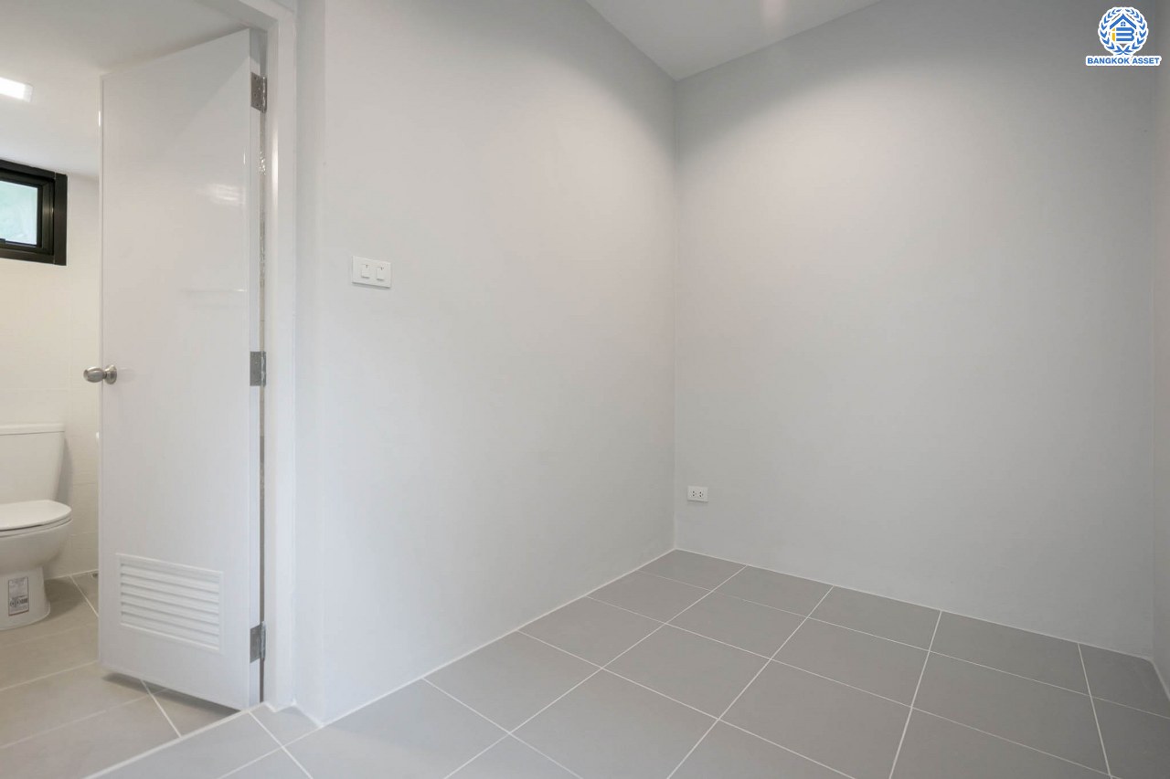 บ้านมือสองตกแต่งใหม่ ม.พิมาน ปิ่นเกล้า-กาญจนาภิเษก เนื้อที่ 64 ตร.ว. ฟังก์ชัน 3 ห้องนอน 4 ห้องน้ำ 1 ห้องแม่บ้าน จอดรถได้ 2 คัน บนทำเลเดินทางสะดวก ติดถนนกาญจนาภิเษก เชื่อมต่อหลายเส้นทาง ใกล้ทางด่วน "กาญจนาภิเษก" รถไฟฟ้า "สถานีหลักสอง" และเดอะมอลล์บางแค...